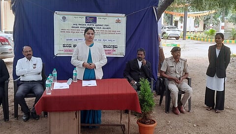 (Lok Adalat)ಮುಂಡರಗಿ ಪಟ್ಟಣದ ಪೊಲೀಸ್ ಠಾಣೆ ಆವರಣದಲ್ಲಿ ಬುಧವಾರ ಹಮ್ಮಿಕೊಂಡಿದ್ದ ಕಾರ್ಯಕ್ರಮದಲ್ಲಿ ದಿವಾಣಿ ನ್ಯಾಯಾಧೀಶೆ ಜ್ಯೋತಿ ಕಾಗಿನಕರ ಮಾತನಾಡಿದರು. ಬಿ.ಎನ್.ಯಳವತ್ತಿ, ಎ.ಕೆ.ಜೈನ್, ಮಂಜುನಾಥ ಅರಳಿ ಇತರರಿದ್ದರು.