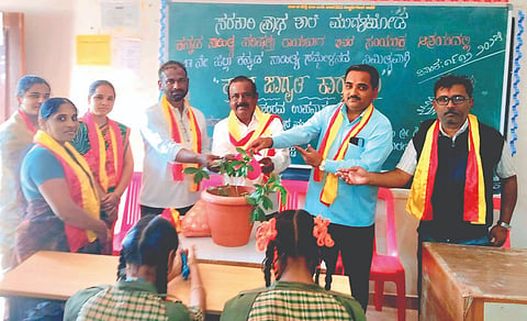 ಮುಗಳಖೋಡ ಪ್ರೌಢಶಾಲೆಯಲ್ಲಿ ಹಮ್ಮಿಕೊಂಡಿದ್ದ ಕನ್ನಡ ಜಾಗೃತಿ ಕಾರ್ಯಕ್ರಮವನ್ನು ಗಣ್ಯರು ಉದ್ಘಾಟಿಸಿದರು. ಟಿ.ಎಸ್.ವಂಟಗೂಡಿ, ಡಿ.ವಿ.ನಡಟ್ಟಿ, ಎ.ಎಲ್.ನಿಲಾಯಿಜ್ಯೋತಿ ಇತರರಿದ್ದರು.