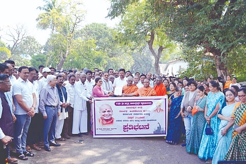 ಕನ್ಹೇರಿ ಶ್ರೀಗಳಿಗೆ ವಿಧಿಸಿರುವ ವಿಜಯಪುರ ಜಿಲ್ಲೆ ಪ್ರವೇಶ ನಿರ್ಬಂಧ ಆದೇಶ ಹಿಂಪಡೆಯಬೇಕೆಂದು ಒತ್ತಾಯಿಸಿ ತಹಸೀಲ್ದಾರ್ ಗಣಪತಿ ಪಾಟೀಲಗೆ ಶಾಸಕಿ ಶಶಿಕಲಾ ಜೊಲ್ಲೆ ಮನವಿ ಸಲ್ಲಿಸಿದರು. ಮಲಗೊಂಡ ಪಾಟೀಲ, ಪವನಕುಮಾರ ಪಾಟೀಲ ಇತರರಿದ್ದರು.