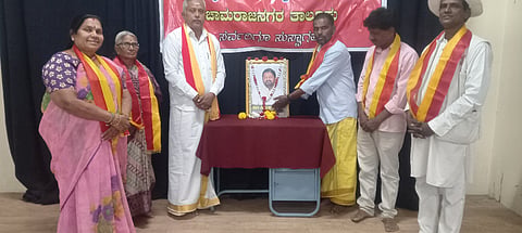 ಚಾಮರಾಜನಗರದ ಕನ್ನಡ ಸಾಹಿತ್ಯ ಪರಿಷತ್ತಿನ ಸಭಾಂಗಣದಲ್ಲಿ ತಾಲೂಕು ಕನ್ನಡ ಸಾಹಿತ್ಯ ಪರಿಷತ್ತಿನಲ್ಲಿ ಬುಧವಾರ ಡಾ.ಚನ್ನವೀರ ಕಣವಿ ಹಾಗೂ ಡಾ.ಸಿದ್ದಲಿಂಗಯ್ಯನವರ ಸಾಹಿತ್ಯ ಕೊಡುಗೆಗಳ ಕುರಿತು ಕಾರ್ಯಕ್ರಮದಲ್ಲಿ ಪುಷ್ಪ ನಮನ ಸಲ್ಲಿಸಲಾಯಿತು. ಸುರೇಶ್ ಋಗ್ವೇದಿ, ರವಿಚಂದ್ರಪ್ರಸಾದ್, ರವಿಚಂದ್ರಪ್ರಸಾದ್, ಬರಹಗಾರ ಲಕ್ಷ್ಮಿನರಸಿಂಹ, ಶಿವಲಿಂಗ ಮೂರ್ತಿ, ಬಿ.ಕೆ ಆರಾಧ್ಯ ಇತರರು ಇದ್ದರು.