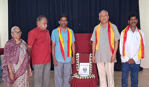 ಚಾಮರಾಜನಗರದ ಕನ್ನಡ ಸಾಹಿತ್ಯ ಪರಿಷತ್ತಿನ ಸಂಸ ಸಭಾಂಗಣದಲ್ಲಿ ತಾಲೂಕು ಕನ್ನಡ ಸಾಹಿತ್ಯ ಪರಿಷತ್ತಿನ ವತಿಯಿಂದ ಸಾಹಿತಿ ಡಾ.ಎ.ಎನ್.ಮೂರ್ತಿರಾವ್ ಸಾಹಿತ್ಯ ಕೊಡುಗೆಗಳ ಕುರಿತ ಉಪನ್ಯಾಸ ಕಾರ್ಯಕ್ರಮ ನಡೆಯಿತು. ಬಿ.ಕೆ.ಆರಾಧ್ಯ, ರವಿಚಂದ್ರಪ್ರಸಾದ್, ಲಕ್ಷ್ಮಿನರಸಿಂಹ, ಸರಸ್ವತಿ ಇತರರು ಇದ್ದರು.