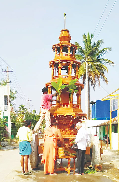 ಚಾಮರಾಜನಗರ ತಾಲೂಕಿನ ಹರದನಹಳ್ಳಿಯ ಶ್ರೀಸಿದ್ದಲಿಂಗೇಶ್ವರ ಸ್ವಾಮಿ ಮಹಾರಥೋತ್ಸವಕ್ಕೆ ತೇರು ಸಿದ್ಧಗೊಳ್ಳುತ್ತಿರುವುದು.