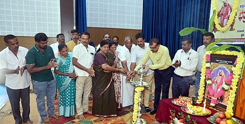ಚಾಮರಾಜನಗರದ ವರನಟ ಡಾ. ರಾಜ್‌ಕುಮಾರ್ ಜಿಲ್ಲಾ ರಂಗಮಂದಿರದಲ್ಲಿ ಗುರುವಾರ ಆಯೋಜಿಸಿದ್ದ ಛತ್ರಪತಿ ಶಿವಾಜಿಯವರ 399ನೇ ಜಯಂತಿ ಕಾರ್ಯಕ್ರಮವನ್ನು ಎಡಿಸಿ ಟಿ.ಜವರೇಗೌಡ  ಉದ್ಘಾಟಿಸಿದರು. ಮಹಮದ್ ಅಸ್ಗರ್ ಮುನ್ನಾ, ವೆಂಕಟರಾವ್ ಸಾಠೆ, ರಾಜು, ಜಗದೀಶ್, ಚಂದ್ರರಾವ್ ಇತರರು ಹಾಜರಿದ್ದರು.