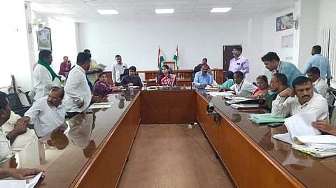 ಚಾಮರಾಜನಗರದ ಜಿಲ್ಲಾಧಿಕಾರಿ ಕಚೇರಿ ಸಭಾಂಗಣದಲ್ಲಿ ಡಿಸಿ ಶ್ರೀರೂಪಾ ಅವರ ಅಧ್ಯಕ್ಷತೆಯಲ್ಲಿ ದೂರುಗಳ ವಿಚಾರಣೆ ನಡೆಸಿದರು. ಹೆಚ್ಚುವರಿ ಜಿಲ್ಲಾಧಿಕಾರಿ ಟಿ.ಜವರೇಗೌಡ, ಕೊಳ್ಳೇಗಾಲ ಉಪವಿಭಾಗಾಧಿಕಾರಿ ದಿನೇಶ್‌ಕುಮಾರ್ ಮೀನಾ, ಜಿಲ್ಲಾ ಪಂಚಾಯಿತಿ ಉಪ ಕಾರ್ಯದರ್ಶಿ ಶೃತಿ ಮತ್ತು ಇತರರು ಇದ್ದರು.