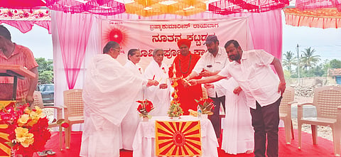 ರಾಯಬಾಗ ಪಟ್ಟಣದಲ್ಲಿ ಪ್ರಜಾಪಿತ ಬ್ರಹ್ಮಕುಮಾರಿ ಕಟ್ಟಡ ನಿರ್ಮಾಣಕ್ಕೆ ವಿಪ ಮಾಜಿ ಸದಸ್ಯ ವಿವೇಕರಾವ ಪಾಟೀಲ ಚಾಲನೆ ನೀಡಿದರು. ಡಾ.ಅಭಿನವ ಬ್ರಹ್ಮಾನಂದ ಸ್ವಾಮೀಜಿ, ಬಿಕೆ ಅಂಬಿಕಾ, ಅಶೋಕ ಅಂಗಡಿ, ಬಿಕೆ ಮೀರಾ, ಶಶಿಕಾಂತ ಕುಲಗುಡೆ ಇತರರಿದ್ದರು.