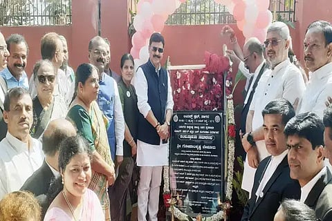 ಸಾಗರದಲ್ಲಿ ನೂತನ ಬಸ್ ತಂಗುದಾಣ ಶಂಕುಸ್ಥಾಪನೆ ಕಾರ್ಯಕ್ರಮದಲ್ಲಿ ಶಾಸಕ ಗೋಪಾಲಕೃಷ್ಣ ಬೇಳೂರು, ಇ.ನಾಗರಾಜ್, ಪ್ರಫುಲ್ಲಾ ಮಧುಕರ್, ಅಶ್ವಿನಿಕುಮಾರ್ ಇತರರಿದ್ದರು.