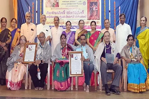 ಸಾಗರದಲ್ಲಿ ‘ಮುಕುಟಮಣಿ ಚೂಡಾಮಣಿ’ ಅಭಿನಂದನಾ ಕೃತಿ ಬಿಡುಗಡೆ ಸಮಾರಂಭದಲ್ಲಿ  ಸಾಧಕರನ್ನು ಸನ್ಮಾನಿಸಲಾಯಿತು. ಅಶ್ವಿನಿಕುಮಾರ್, ಪ್ರಫುಲ್ಲಾ ಮಧುಕರ್, ಡಾ. ವೆಂಕಟೇಶ ಜೋಯಿಸ್, ನಂದಾ ಗೊಜನೂರು ಇತರರಿದ್ದರು.