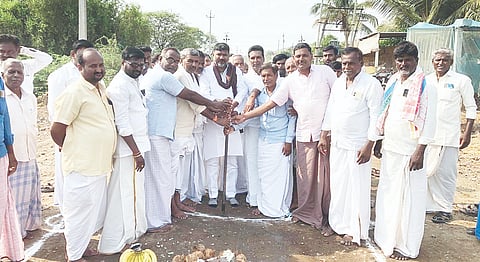 ಸಿಂಧನೂರು ತಾಲೂಕಿನ ಕಲ್ಮಂಗಿ ಗ್ರಾಮದಲ್ಲಿ ಸಿಸಿ ರಸ್ತೆ ಮತ್ತು ಚರಂಡಿ ಕಾಮಗಾರಿಗೆ ಶಾಸಕ ಆರ್.ಬಸನಗೌಡ ತುರ್ವಿಹಾಳ ಭೂಮಿ ಪೂಜೆ ನೆರವೇರಿಸಿದರು. ಪ್ರಮುಖರಾದ ಪಂಪನಗೌಡ ಜಾಲಿಹಾಳ, ಶೇಖರಯ್ಯಸ್ವಾಮಿ, ಶರಣಯ್ಯಸ್ವಾಮಿ, ರಾಮಣ್ಣ ನಾಯಕ ಇತರರಿದ್ದರು.