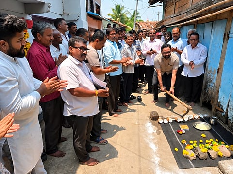 ನಿಡಸೋಸಿ ಗ್ರಾಮದಲ್ಲಿ ಹರಳಯ್ಯ ಸಮುದಾಯ ಭವನಕ್ಕೆ ಶಾಸಕ ನಿಖಿಲ ಕತ್ತಿ ಚಾಲನೆ ನೀಡಿದರು. ದುಂಡಪ್ಪ ಹೆದ್ದೂರಿ, ಪ್ರಶಾಂತ ಪಾಟೀಲ ಇತರರಿದ್ದರು.