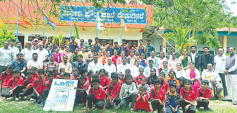 ಸೋಮವಾರಪೇಟೆ ತಾಲೂಕಿನ ನೇರುಗಳಲೆ ಸರ್ಕಾರಿ ಪ್ರೌಢಶಾಲೆಗೆ ಎಐಗೆ ಸಂಬಂಧಿಸಿದ ಮೊಬೈಲ್ ಹಾಗೂ ವೆಬ್ ಆಪ್ ಅನ್ನು ದಾನಿಗಳಾದ ಗಿರೀಶ್ ಮಲ್ಲಪ್ಪ ಕೊಡುಗೆ ನೀಡಿದರು. ಎಸ್.ಎಂ.ಡಿಸಿಲ್ವಾ, ಬೋಜೇಗೌಡ, ರಾಜೇಶ್ವರಿ, ರತ್ನಕುಮಾರ್ ಇತರರು ಇದ್ದರು. 