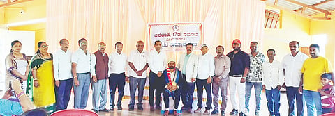 ಸೋಮವಾರಪೇಟೆ ಚೌಡ್ಲು ಗ್ರಾಮದ ಸಾಂದೀಪನಿ ಅಂಗ್ಲ ಮಾದ್ಯಮ ಶಾಲಾ ಆವರಣದಲ್ಲಿ ಅರೆಭಾಷೆ ಗೌಡ ಸಮಾಜದ ವತಿಯಿಂದ ನಡೆದ ನಮ್ಮವರ ಸಂತೋಷಕೂಟ ಕಾರ್ಯಕ್ರಮದಲ್ಲಿ ಸಾಧಕ ಡಾ. ಮೋನಿಶ್ ಉತ್ತಯ್ಯ ಅವರನ್ನು ಸನ್ಮಾನಿಸಲಾಯಿತು. ಉತ್ತಯ್ಯ, ಲಿಖಿತ್, ರಾಮಣ್ಣ, ಚಂಗಪ್ಪ ಇತರರು ಇದ್ದರು.