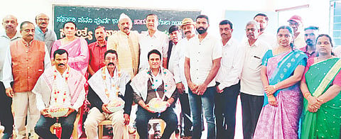 ಸೋಮವಾರಪೇಟೆ ತಾಲೂಕಿನ ಐಗೂರು ಸರ್ಕಾರಿ ಪದವಿಪೂರ್ವ ಕಾಲೇಜಿನ ಪ್ರೌಢಶಾಲಾ ವಿಭಾಗದ ವತಿಯಿಂದ ದಾನಿಗಳನ್ನು ಸನ್ಮಾನಿಸಲಾಯಿತು. ವಸಂತ್, ಯೋಗೇಶ್, ಉಮೇಶ್ ಇದ್ದರು.