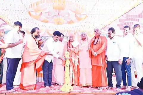 ಶಿರಾಳಕೊಪ್ಪ ಸಮೀಪ ಜಾವಗಟ್ಟಿ ಗ್ರಾಮದಲ್ಲಿ ಶ್ರೀ ಗಾಳಿ ದುರ್ಗಮ್ಮ ದೇವಿಯ ದೇವಸ್ಥಾನ ಉದ್ಘಾಟನೆ ಪ್ರಯುಕ್ತ ಆಯೋಜಿಸಿದ್ದ ಧರ್ಮಸಭೆಯನ್ನು ಲೋಕಸಭೆ ಸದಸ್ಯ ಬಿ.ವೈ.ರಾಘವೇಂದ್ರ ಉದ್ಘಾಟಿಸಿದರು. ಶ್ರೀ ಚನ್ನವೀರ ದೇಶಿಕೇಂದ್ರ ಸ್ವಾಮೀಜಿ, ಶ್ರೀ ಮಹಾಂತ ದೇಶಿಕೇಂದ್ರ ಸ್ವಾಮೀಜಿ ಇತರರಿದ್ದರು.