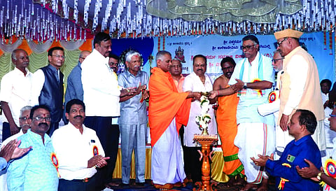 ಶಿರಸಂಗಿ ಗ್ರಾಮದಲ್ಲಿ ಹಮ್ಮಿಕೊಂಡಿದ್ದ ವಿಶ್ವಕರ್ಮರ ಪೂಜಾ ಮಹೋತ್ಸವ ಕಾರ್ಯಕ್ರಮವನ್ನು ವೀರೇಂದ್ರ ಸ್ವಾಮೀಜಿ ಉದ್ಘಾಟಿಸಿದರು. ತೇಜಪ್ಪಆಚಾರ್ಯ ಮೂಕಿ, ಡಾ.ವೀರೇಶ ಬಡಿಗೇರ, ಪ್ರೊ.ಪಿ.ಬಿ ಬಡಿಗೇರ, ಶರತ್ ಆಚಾರ ಇತರರಿದ್ದರು.