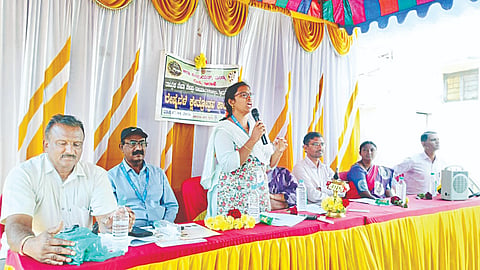  ಶ್ರೀರಂಗಪಟ್ಟಣ ತಾಲೂಕು  ಚೊಟ್ಟನಹಳ್ಳಿ ಗ್ರಾಮದಲ್ಲಿ ರೇಷ್ಮೆ ಇಲಾಖೆ ವತಿಯಿಂದ ಹಮ್ಮಿಕೊಂಡಿದ್ದ ದ್ವಿತಳಿ ಕ್ಷೇತ್ರೋತ್ಸವ, ರೈತರ ಆರೋಗ್ಯ ತಪಾಸಣೆ ಶಿಬಿರದಲ್ಲಿ ಮೈಸೂರಿನ ವಿಜ್ಞಾನಿ ಡಾ.ಜಾಯ್ಸಿರಾಣಿ ಮಾತನಾಡಿದರು. 