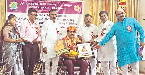 ತಾಳಿಕೋಟೆ ಪಟ್ಟಣದ ಎಸ್.ಕೆ. ಕಲಾ ವಾಣಿಜ್ಯ ಹಾಗೂ ವಿಜ್ಞಾನ ಮಹಾವಿದ್ಯಾಲಯದ ಅಂತಿಮ ವರ್ಷದ ವಿದ್ಯಾರ್ಥಿಗಳ ಬೀಳ್ಕೊಡುವ ಸಮಾರಂಭದಲ್ಲಿ ಡಾ. ಯಶವಂತ ಕೊಕ್ಕನವರನ್ನು ಸಂಸ್ಥೆ ವತಿಯಿಂದ ಗೌರವಿಸಲಾಯಿತು. ಡಾ. ಡಿ.ಬಿ. ಮೂಗಡ್ಲಿಮಠ, ವಿ.ಸಿ. ಹಿರೇಮಠ, ಎಂ. ಎಸ್. ಸರಶೆಟ್ಟಿ, ಕೆ.ಎಸ್. ಮುರಾಳ, ಡಾ. ಅಶೋಕ ಆರ್. ಇತರರಿದ್ದರು.