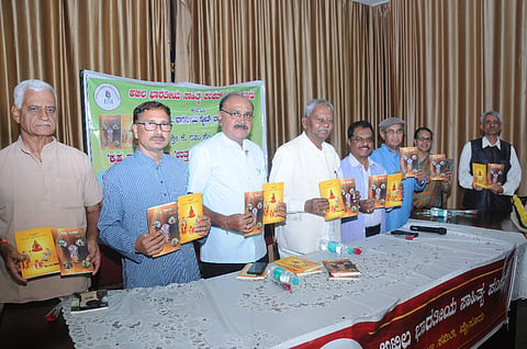 ಸರಸ್ವತಿಪುರಂ ರೋಟರಿ(ಪಶ್ಚಿಮ) ಸಭಾಂಗಣದಲ್ಲಿ ಆಯೋಜಿಸಿದ್ದ ಕೆ.ರಘು ಶೆಟ್ಟಿ ಅವರ ‘ಕೃಷ್ಣ ಕಾರಣ’ ಮತ್ತು ‘ಉತ್ತಂಗ’ ಕೃತಿಗಳನ್ನು ಕರ್ನಾಟಕ ಆಹಾರ ನಿಗಮದ ವಿಶ್ರಾಂತ ಜಿಲ್ಲಾ ಪ್ರಬಂಧಕ ಮಾ.ವೆಂಕಟರಾಮ್ ಬಿಡುಗಡೆಗೊಳಿಸಿದರು. ಡಾ.ವಿ.ರಂಗನಾಥ್, ಎಸ್.ಸುಬ್ರಮಣ್ಯ, ಬಿ.ಕೆ.ಜಗದೀಶ್, ದಿವಾಕರ ಹೆಗಡೆ ಕೆರೆಹೊಂಡ, ಕೆ.ರಘುಶೆಟ್ಟಿ, ಬಿ.ಜಿ.ರಂಗನಾಥ ಇದ್ದರು.