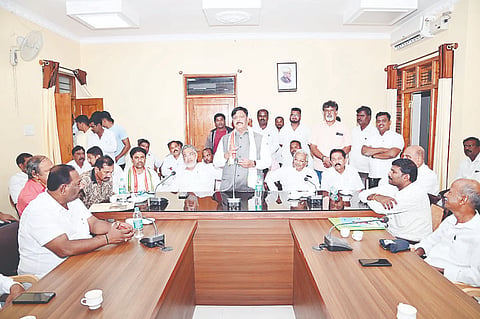 ನಗರ ಹಾಗೂ ಗ್ರಾಮಾಂತರ ಜಿಲ್ಲಾ ಕಾಂಗ್ರೆಸ್ ಸಮಿತಿ ವತಿಯಿಂದ ಸೋಮವಾರ ಆಯೋಜಿಸಿದ್ದ ಸಭೆಯಲ್ಲಿ ಡಾ.ಎಚ್.ಸಿ. ಮಹದೇವಪ್ಪ ಮಾತನಾಡಿದರು. ತನ್ವೀರ್ ಸೇಠ್, ಡಾ.ಬಿ.ಜೆ.ವಿಜಯ್ ಕುಮಾರ್, ಆರ್.ಮೂರ್ತಿ,  ಕೆ. ಹರೀಶ್ ಗೌಡ ಇತರರಿದ್ದರು.
