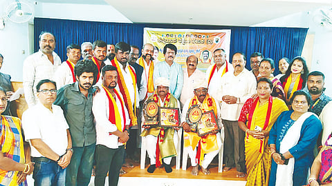  ಕನ್ನಡಾಂಬೆ ರಕ್ಷಣಾ ವೇದಿಕೆಯಿಂದ ಆಯೋಜಿಸಿದ್ದ ಕಾರ್ಯಕ್ರಮದಲ್ಲಿ ಜಿಲ್ಲಾ ಕನ್ನಡ ರಾಜ್ಯೋತ್ಸವ ಪುರಸ್ಕೃತರನ್ನು ಸನ್ಮಾನಿಸಲಾಯಿತು. ಜಯಪ್ಪ ಹೊನ್ನಾಳಿ, ಮೂಗೂರು ನಂಜುಂಡಸ್ವಾಮಿ, ಎಂ.ಚಂದ್ರಶೇಖರ್, ಬಿ.ಬಿ.ರಾಜಶೇಖರ್ ಇತರರು ಇದ್ದರು.