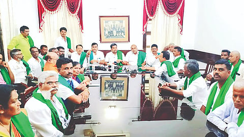 ವಿವಿಧ ಬೇಡಿಕೆ ಈಡೇರಿಸುವಂತೆ ಒತ್ತಾಯಿಸಿ ಕರ್ನಾಟಕ ರಾಜ್ಯ ರೈತಸಂಘಗಳ ಒಕ್ಕೂಟದಿಂದ ನಗರದಲ್ಲಿ ಸೋಮವಾರ ಸಭೆ ಆಯೋಜಿಸಲಾಗಿತ್ತು. ಇಂಗಲಗುಪ್ಪೆ ಕೃಷ್ಣೇಗೌಡ,  ಹಳ್ಳಿಕೇರೆಹುಂಡಿ ಭಾಗ್ಯರಾಜ್, ಮೋತಿಲಾಲ್ ಚವ್ಹಾಣ್, ಗಣೇಶ ಇಳಿಗೇರ್, ವಿಠಲ್ ಬಿ.ಗಣಾಚಾರಿ, ಮಹೇಶ್ ಹೊನ್ನೇಗೌಡನಹಳ್ಳಿ, ವಳಗೆರೆ ಗಣೇಶ್, ಎಸ್. ವೀರಭದ್ರಯ್ಯ, ರಾಮೇಗೌಡ ಇತರರು ಇದ್ದರು.