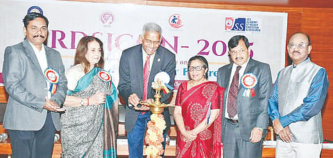  ‘ಮರೆಗುಳಿತನ: ನೀತಿ, ಅಭ್ಯಾಸಗಳು, ಪ್ರಗತಿ’ ಕುರಿತು ಎರಡು ದಿನಗಳ ಅಂತಾರರಾಷ್ಟ್ರೀಯ ಸಮ್ಮೇಳನದಲ್ಲಿ ಡಾ.ಯೋಗೇಶ್ ಶಾ, ಡಾ. ಎನ್.ಬಸವನಗೌಡಪ್ಪ,  ಡಾ.ಹನುಮಂತಚಾರ್ ಜೋಶಿ ರೇಣು ವೋಹ್ರಾ , ಡಾ.ಸಿ.ಪಿ.ಮಧು,  ಡಾ.ಪ್ರತಿಭಾ ಪೆರೇರಾ ಇದ್ದರು.