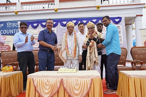 ನಗರದ ರೈಲ್ವೆ ನಿಲ್ದಾಣದಲ್ಲಿ ರೈಲ್ವೆ ಮಹೋತ್ಸವ ಪ್ರಯುಕ್ತ ಸ್ವಾತಂತ್ರ್ಯ ಹೋರಾಟಗಾರ ವೈ.ಸಿ.ರೇವಣ್ಣ ಹಾಗೂ ನಿವೃತ್ತ ರೈಲ್ವೆ ನೌಕರ ಎಚ್.ಎಸ್.ರಾಮಣ್ಣ  ಅವರನ್ನು ಸನ್ಮಾನಿಸಲಾಯಿತು. ಮುದಿತ್ ಮಿತ್ತಲ್, ಶಮ್ಮಾಸ್ ಹಮೀದ್ ಇದ್ದರು.