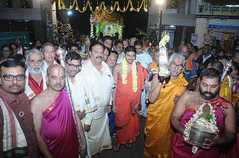 ಶ್ರೀ ವೇದವರ್ಧನತೀರ್ಥ ಸ್ವಾಮೀಜಿ ಬುಧವಾರ ಸಕಲ ಗೌರವಗಳೊಂದಿಗೆ ಶ್ರೀ ಕೃಷ್ಣಧಾಮಕ್ಕೆ ಪುರ ಪ್ರವೇಶ ಮಾಡಿದರು. ಟಿ.ಎಸ್.ಶ್ರೀವತ್ಸ,  ಬೆ.ನಾ.ವಿಜಯೇಂದ್ರಾಚಾರ್ಯ, ಪ್ರೊ.ಕೆ.ರಾಮಮೂರ್ತಿ, ಟಿ.ಟಿ.ಪ್ರಕಾಶ್, ಎನ್.ಗೋಪಾಲಕೃಷ್ಣ, ರವಿಶಾಸ್ತ್ರಿ. ಟಿ.ಎಸ್.ಶೇಖರ್ ಇತರರು ಇದ್ದರು.