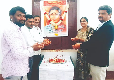  ಕೆ.ಜಿ.ಕೊಪ್ಪಲು ಕನ್ನಡ ಗೆಳೆಯರ ಬಳಗದಿಂದ ನಗರದಲ್ಲಿ ಆಯೋಜಿಸಿದ್ದ ಸಾವಿತ್ರಿಬಾಯಿ ಫುಲೆ ಜನ್ಮದಿನಾಚರಣೆಯಲ್ಲಿ ಶರತ್, ಡಾ.ಡಿ.ಸಿ.ಉಮೇಶ್, ರಾಜೇಂದ್ರ ಪ್ರಸಾದ್ ಹೊನ್ನಲಗೆರೆ, ಕಾರ್ತಿಕ್ ನಾಯಕ್, ಬಿ.ತನುಜಾ ದೇವರಾಜ್ ಇತರರು ಇದ್ದರು.