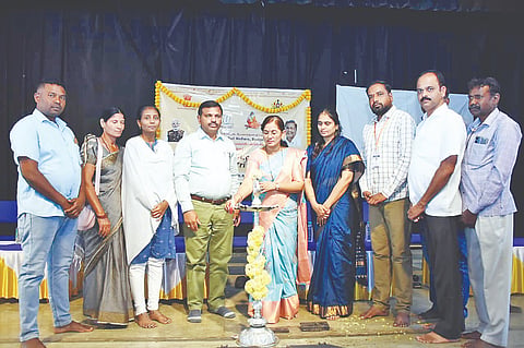 ಎಚ್.ಡಿ.ಕೋಟೆಯಲ್ಲಿ ಪರಿಶಿಷ್ಟ ಪಂಗಡದ ಯುವಕ, ಯುವತಿಯರಿಗೆ ಕಲೆ ಮತ್ತು ಕರಕುಶಲ ತರಬೇತಿ ಕಾರ್ಯಕ್ರಮವನ್ನು ಎಚ್.ಎಸ್. ಗಿರಿಜಾಂಬ ಉದ್ಘಾಟಿಸಿದರು. ಜಿ.ಆರ್. ಮಹೇಶ್, ಬಿ.ಆರ್. ಭವ್ಯಾ, ಗಾಯತ್ರಿ, ಶೈಲೇಂದ್ರಕುಮಾರ್, ಗೀತಾ ಅಯ್ಯಪ್ಪ, ಸಿದ್ದರಾಜು, ಮಹದೇವ, ತ್ರಿಮೂರ್ತಿ, ಜಯಲಲಿತಾ, ನಾಗೇಂದ್ರ ಹೆಬ್ಬಾರ್, ಭರತ್‌ಕುಮಾರ್, ಸಿದ್ದರಾಜು ಎಂ., ನಾಗರಾಜು ಇತರರು ಇದ್ದರು.