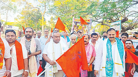 ಕೃಷ್ಣರಾಜ ಕ್ಷೇತ್ರದಲ್ಲಿ ಶ್ರೀ ಹನುಮಾನ್ ಚಾಲೀಸ ಪಾರಾಯಣ ರಥಯಾತ್ರೆಗೆ ಚಾಲನೆ ನೀಡಲಾಯಿತು. ಟಿ.ಎಸ್.ಶ್ರೀವತ್ಸ, ಅನಿರುದ್ಧ ಆಚಾರ್, ಪ್ರಾಣೇಶ್, ನವೀನ್‌ಕುಮಾರ್, ಡಾ. ಲಕ್ಷ್ಮೀದೇವಿ, ಕೆ.ಆರ್.ಸತ್ಯನಾರಾಯಣ ಇತರರು ಇದ್ದರು.