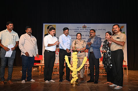 ಕಲಾಮಂದಿರದಲ್ಲಿ ಗುರುವಾರ ಹಮ್ಮಿಕೊಂಡಿದ್ದ ಅಸ್ಪಶ್ಯತೆ ನಿವಾರಣೆ ಅರಿವು ಕಾರ್ಯಾಗಾರವನ್ನು ಮಹಿಳಾ ಮತ್ತು ಮಕ್ಕಳ ಇಲಾಖೆಯ ಉಪ ನಿರ್ದೇಶಕ ಬಿ.ಬಸವರಾಜು ಉದ್ಘಾಟಿಸಿದರು. ಬಿ.ರಂಗೇಗೌಡ, ಅನುಶ್ರೀ ರಾಣಿ, ಡಾ.ಕೃಷ್ಣಮೂರ್ತಿ ಚಮರಂ ಇನ್ನಿತರರಿದ್ದರು