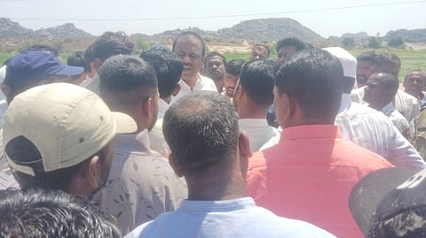 ಕೊಪ್ಪಳ ತಾಲೂಕಿನ ಬಸಾಪುರ ಬಳಿ ರೈತರು ಕಾಲುವೆ ಕಾಮಗಾರಿ ನಡೆಸದಂತೆ ಗುರುವಾರ ಅಧಿಕಾರಿಗಳನ್ನು ತಡೆದರು. 