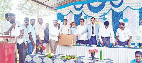 ಹುಣಸೂರು ತಾಲೂಕು ಹಿಂಡಗೂಡ್ಲು ಗ್ರಾಮದಲ್ಲಿ ಆಯೋಜಿಸಿದ್ದ ಕಾರ್ಯಕ್ರಮದಲ್ಲಿ ‘ಲಾಗೈಡ್ ಬಳಗ’ದಿಂದ ಸರ್ಕಾರಿ ಶಾಲಾ, ಕಾಲೇಜಿಗೆ ಒಂದು ಲಕ್ಷ ರೂ. ವೆಚ್ಚದ ಕಂಪ್ಯೂಟರ್, ಕ್ರೀಡಾ ಪರಿಕರಗಳನ್ನು ಕೊಡುಗೆಯಾಗಿ ನೀಡಲಾಯಿತು. ಡಾ.ಪಿ.ಶಿವರಾಜು, ಎಚ್.ಎನ್.ವೆಂಕಟೇಶ್, ಹರೀಶ್‌ಕುಮಾರ್ ಹೆಗ್ಡೆ, ಎಂ.ಬಿ.ಮರಂಕಲ್,  ಮಹದೇವ್, ದಾ.ರಾ.ಮಹೇಶ್, ಕೇಶವಮೂರ್ತಿ, ಶ್ರೀನಿವಾಸಮೂರ್ತಿ, ಶಿವಕುಮಾರ್ ಇತರರು ಇದ್ದರು.