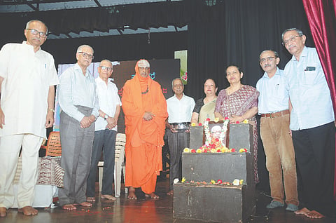 ‘ಪರಂಪರೆ’ ಸಂಘಟನೆಯಿಂದ ನಗರದಲ್ಲಿ ಆಯೋಜಿಸಿದ್ದ ಪ್ರೊ.ಸಿ.ಕೆ.ಎನ್.ರಾಜಾ ಅವರ ಸ್ಮರಣೆ ಕಾರ್ಯಕ್ರಮದಲ್ಲಿ ಶ್ರೀಶಿವರಾತ್ರಿ ದೇಶಿಕೇಂದ್ರ ಸ್ವಾಮೀಜಿ, ಪ್ರೊ.ಪ್ರಧಾನ್ ಗುರುದತ್ತ, ಡಿ.ವಿ.ಗುರುಪ್ರಸಾದ್, ಪ್ರೊ.ಪಿ.ಈಶ್ವರಭಟ್, ಸಿಕೆಎನ್ ರಾಜಾ ಅವರ ಕುಟುಂಬದ ಸದಸ್ಯರು ಇದ್ದರು.