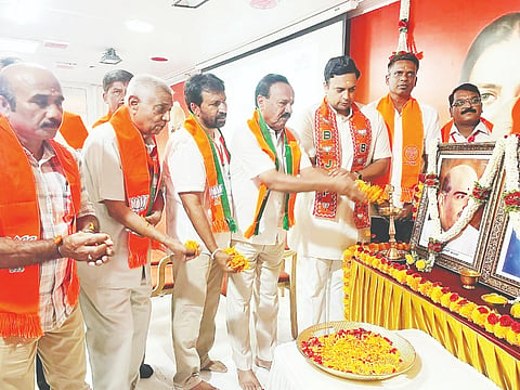  ನಗರದಲ್ಲಿ ಆಯೋಜಿಸಿದ್ದ ಬಿಜೆಪಿಯ ಮೈಸೂರು ನಗರದ ಪ್ರಶಿಕ್ಷಣ ವರ್ಗ ತರಬೇತಿಯಲ್ಲಿ ಡಿ.ವಿ.ಸದಾನಂದಗೌಡ, ಯದುವೀರ್ ಕೃಷ್ಣದತ್ತ ಚಾಮರಾಜ ಒಡೆಯರ್, ಎಲ್.ನಾಗೇಂದ್ರ, ತೋಂಟದಾರ್ಯ, ಶಿವಕುಮಾರ್, ಸೋಮಶೇಖರ್ ಇತರರು ಇದ್ದರು.