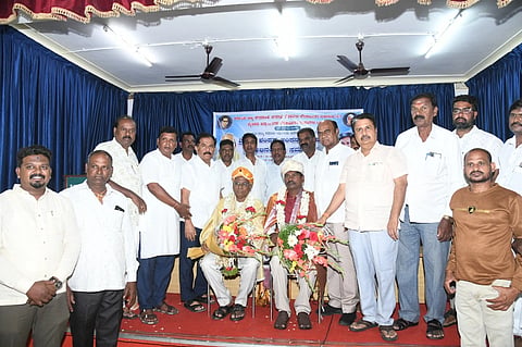 ನಗರದಲ್ಲಿ ಆಯೋಜಿಸಿದ್ದ ಕಾರ್ಯಕ್ರಮದಲ್ಲಿ ಸಿ.ಶಂಕರ ಅಂಕನಶೆಟ್ಟಿಪುರ, ನಾರಾಯಣ ಅವರನ್ನು ಗೌರವಿಸಲಾಯಿತು. ಡಾ.ಡಿ.ತಿಮ್ಮಯ್ಯ, ಎಚ್.ವಿ.ರಾಜೀವ್, ಎಂ.ಕೆ.ಸೋಮಶೇಖರ್, ಆರ್ಟಿಸ್ಟ್ ಎಸ್.ನಾಗರಾಜು, ರಾಜು ಇತರರು ಇದ್ದರು.