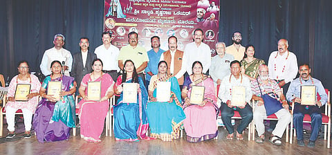  ಕಲಾಮಂದಿರ ಆವರಣದ ಕಿರುರಂಗಮಂದಿರದಲ್ಲಿ ಗುರುವಾರ ಏರ್ಪಡಿಸಿದ್ದ ಸಂಗೀತ ಕಾರ್ಯಕ್ರಮದಲ್ಲಿ ಗಾಯಕರನ್ನು ಸನ್ಮಾನಿಸಲಾಯಿತು. ನಾಗರಾಜ ವಿ. ಬೈರಿ,ಹನಸೋಗೆ ಸೋಮಶೇಖರ್, ಡಿ.ಬಿ. ರಾಜಶೇಖರ ಮೂರ್ತಿ, ಎಂ.ಓಂಪ್ರಕಾಶ್ ಇನ್ನಿತರರಿದ್ದರು.