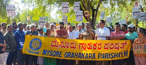 ಮೈಸೂರು ಗ್ರಾಹಕರ ಪರಿಷತ್(ಎಂಜಿಪಿ) ನೇತೃತ್ವದಲ್ಲಿ ಭಾನುವಾರ ಯಾದವಗಿರಿಯ ಚೆಲುವಾಂಬ ಪಾರ್ಕ್‌ನಲ್ಲಿ ಪ್ರತಿಭಟನೆ ನಡೆಯಿತು.