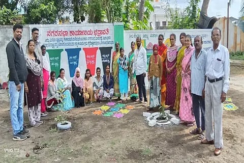 ಭದ್ರಾವತಿ ವಾರ್ಡ್‌ವೊಂದರಲ್ಲಿ ಕಸ ಬಿಸಾಡುತ್ತಿದ್ದ ಜಾಗವನ್ನು ಎನ್.ಗೋವಿಂದ ನೇತೃತ್ವದ ಪೌರ ಕಾರ್ಮಿಕರ ತಂಡ ಸ್ವಚ್ಛಗೊಳಿಸಿ ರಂಗೋಲಿ ಬಿಡಿಸಿ, ಗಿಡ ನೆಟ್ಟಿರುವುದು.