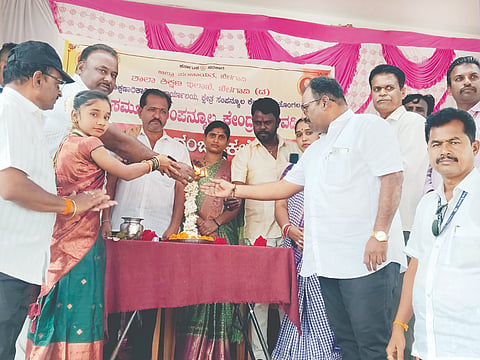 ಮಲ್ಲಮ್ಮನ ಬೆಳವಡಿ ಸಮೀಪದ ರಾಯಣ್ಣನ ಸಂಗೊಳ್ಳಿ ಗ್ರಾಮದಲ್ಲಿ ಬುಧವಾರ ಪ್ರತಿಭಾ ಕಾರಂಜಿ ಕಾರ್ಯಕ್ರಮವನ್ನು ಮುಖ್ಯಶಿಕ್ಷಕ ಎಂ.ಆರ್​.ಭೋವಿ ಉದ್ಘಾಟಿಸಿದರು. ಗ್ರಾಪಂ ಅಧ್ಯೆ ರೂಪಾ ಚಚಡಿ, ಬಸವರಾಜ ಕೊಡಲಿ. ಬಿ.ಡಿ.ತಮ್ಮನ್ನವರ, ಸಿ.ಎಸ್​.ಭಜಂತ್ರಿ ಇತರರಿದ್ದರು.