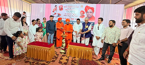 ಭಾಲ್ಕಿ ಚನ್ನಬಸವಾಶ್ರಮ ಪರಿಸರದಲ್ಲಿ ಭಾನುವಾರ ಏರ್ಪಡಿಸಿದ್ದ ಉಚಿತ ಆರೋಗ್ಯ ತಪಾಸಣೆ ಶಿಬಿರವನ್ನು ನಾಡೋಜ ಶ್ರೀ ಡಾ.ಬಸವಲಿಂಗ ಪಟ್ಟದ್ದೇವರು ಉದ್ಘಾಟಿಸಿದರು. ಶ್ರೀ ಗುರುಬಸವ ಪಟ್ಟದ್ದೇವರು, ಪ್ರಮುಖರಾದ ಡಿ.ಕೆ.ಸಿದ್ರಾಮ, ರಾಜಶೇಖರ ಅಷ್ಟೂರೆ, ಪ್ರಸನ್ನ ಖಂಡ್ರೆ, ಡಾ.ಸಜ್ಜಲ ಬಳತೆ ಇತರರಿದ್ದರು.