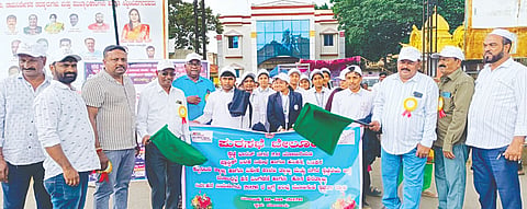 ಬೇಲೂರಿನಲ್ಲಿ ಸ್ವಚ್ಛತಾ ಅರಿವು ರ‌್ಯಾಲಿಗೆ ಗಣ್ಯರು ಚಾಲನೆ ನೀಡಿದರು. ಅಕ್ರಂ ಷರೀಫ್, ಬಸವರಾಜ ಸಿಗ್ಗಾವಿ ಇತರರಿದ್ದರು.