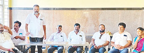 ವೀರಶೈವ ಕಲ್ಯಾಣ ಮಂಟಪದಲ್ಲಿ ಕರೆಯಲಾಗಿದ್ದ ಜೆಡಿಎಸ್ ನಗರ ಘಟಕದ ಪದಾಧಿಕಾರಿಗಳ ಸಭೆಯ ಗೌರವಾಧ್ಯಕ್ಷ ಡಿ.ಇ.ಮಲ್ಲೇಗೌಡ ಮಾತನಾಡಿದರು. ಮೋಹನ್ ಕುಮಾರ್,  ಭಾರತಿ ಅರುಣ್‌ಕುಮಾರ್ ಇತರರು ಇದ್ದರು.