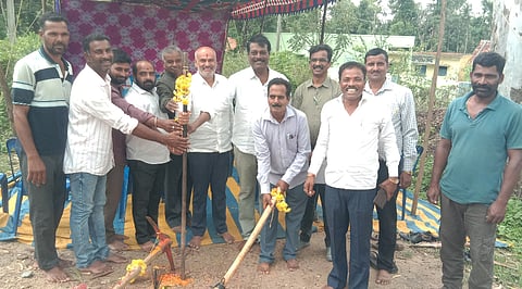 ಕೋಗಿಲಮನೆ ಗ್ರಾಮದಲ್ಲಿ ರಸ್ತೆ ಅಭಿವೃದ್ಧಿ ಕಾಮಗಾರಿಗೆ ಶಾಸಕ ಎಚ್.ಕೆ.ಸುರೇಶ್ ಭೂಮಿಪೂಜೆ ನೆರವೇರಿಸಿದರು. ಶೇಷಪ್ಪ, ಸಂತೋಷ್, ಜಗದೀಶ್, ಹರೀಶ್, ಶಶಿ, ರೇಣುಕಣ್ಣ, ಹೂವೇಗೌಡ ಇತರರಿದ್ದರು. 