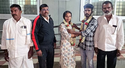ಚಿಂತಾಮಣಿ ನಗರಠಾಣೆಯ ಮುಂದೆ ಪ್ರೇಮ ವಿವಾಹವಾದ ಜೋಡಿ ಹೂವಿನ ಹಾರ ಬದಲಿಸಿಕೊಂಡರು. 