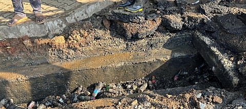 ದಾಂಡೇಲಿ ಪಟೇಲ ಸರ್ಕಲ್‌ಹತ್ತಿರದ ಗಟಾರ್‌ನಲ್ಲಿ ಪ್ಲಾಸ್ಟಿಕ್ ಬಾಟಲಿ ಹಾಗೂ ಪ್ಲಾಸ್ಟಿಕ್ ವಸ್ತುಗಳು ತುಂಬಿರುವುದು.