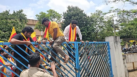 ಬೆಳಗಾವಿ ಮಹಾನಗರ ಪಾಲಿಕೆಯಲ್ಲಿ ಕನ್ನಡಪರ ಗೊತ್ತುವಳಿ ಅಂಗೀಕರಿಸದಿರುವುದನ್ನು ಖಂಡಿಸಿ ಕರವೇ ಕಾರ್ಯಕರ್ತರು ಬುಧವಾರ ಮುತ್ತಿಗೆ ಹಾಕಲು ಗೇಟ್ ಏರಿದಾಗ ಪೊಲೀಸರು ತಡೆದರು.