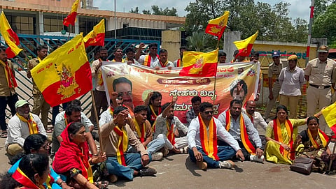 ಬೆಳಗಾವಿ ಮಹಾನಗರ ಪಾಲಿಕೆಯಲ್ಲಿ ಕನ್ನಡಪರ ಗೊತ್ತುವಳಿ ಅಂಗೀಕರಿಸದಿರುವುದನ್ನು ಖಂಡಿಸಿ ಕರವೇ ಕಾರ್ಯಕರ್ತರು ಬುಧವಾರ ಪ್ರತಿಭಟನೆ ನಡೆಸಿದರು. ಆರ್.ಅಭಿಲಾಷ್, ಅರುಣ ಪಾಟೀಲ, ಗಿರಿಜಾ, ರಾಜು ಕಲ್ಪತ್ರಿ, ಸತ್ಯಪ್ಪ ಇತರರಿದ್ದರು.