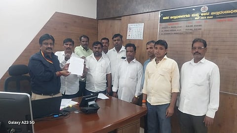 ಬೆಳಗಾವಿ ಜಿಲ್ಲೆಯಲ್ಲಿ ಸಿದ್ಧರಾಮೇಶ್ವರ ಜಯಂತಿ ಆಚರಿಸದ ಅಧಿಕಾರಿಗಳ ವಿರುದ್ಧ ಕ್ರಮಕ್ಕೆ ಆಗ್ರಹಿಸಿ ವಡ್ಡರ ಸಮುದಾಯದ ಮುಖಂಡರು ಮನವಿ ಸಲ್ಲಿಸಿದರು. ರಾಜು ವಡ್ಡರ, ಮುತ್ತಪ್ಪ ವಡ್ಡರ, ಪರಶುರಾಮ ಗುಳೇದಗುಡ್ಡ, ರಾಜು ಗಾಡಿವಡ್ಡರ, ಭೀಮ ವಡ್ಡರ, ಅಶೋಕ ಗಾಡಿವಡ್ಡರ ಇತರರಿದ್ದರು.