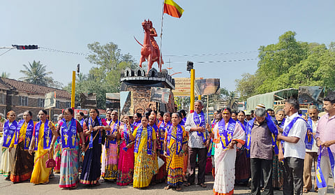 ಬೆಳಗಾವಿ ನೆಹರೂ ನಗರದ ಬುರುಡ ಕಾಲನಿಯಲ್ಲಿ ಉದ್ಭವಿಸಿರುವ ಒಳಚರಂಡಿ ವ್ಯವಸ್ಥೆ ಸರಿಪಡಿಸುವಂತೆ ಆಗ್ರಹಿಸಿ ಸ್ಥಳೀಯರು ಸೋಮವಾರ ಪ್ರತಿಭಟಿಸಿದರು. 
